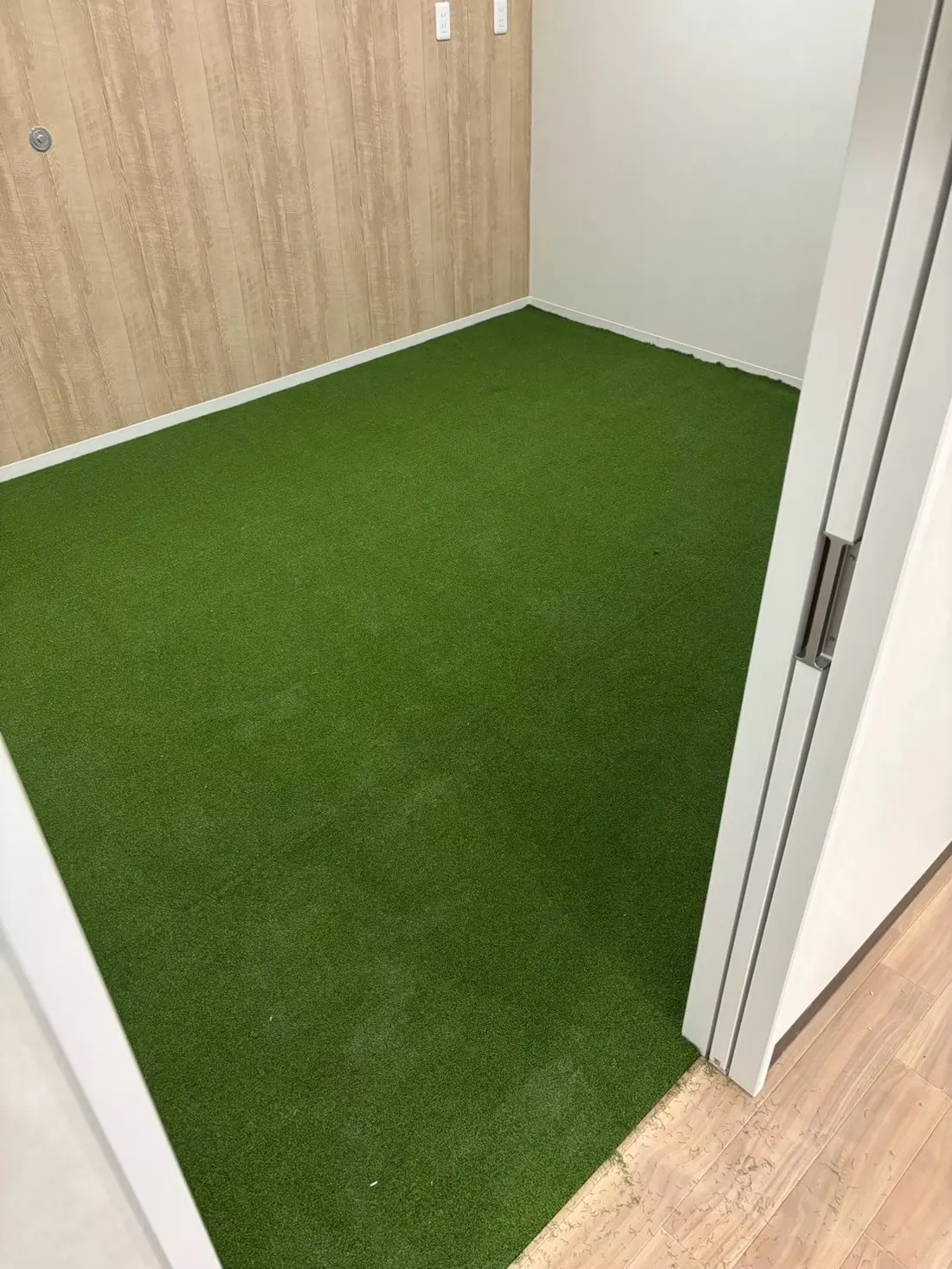 床一面に人工芝を敷いた芝生の部屋