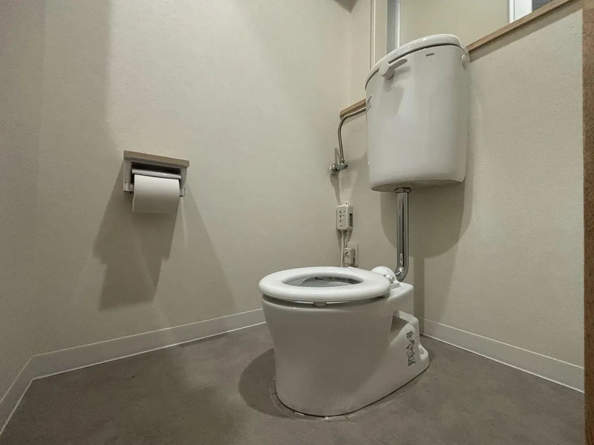 トイレ。手前の壁にトイレットペーパーホルダーが設置されている